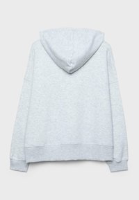 Jasnoszara bluza z kapturem o luźnym kroju, dużym kapturze, opuszczonych ramionach oraz ściągaczach na mankietach i dole. Miękka, fakturowana tkanina z casualowym designem.