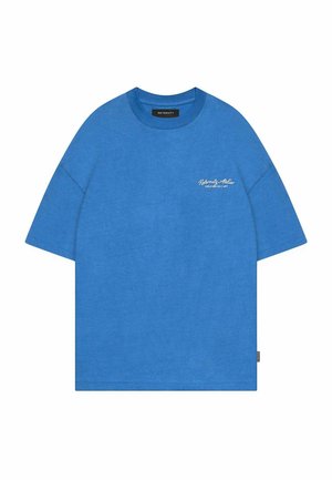 Sininen puuvillainen t-paita pyöreällä kaula-aukolla ja lyhyillä hihoilla. Vasemmassa rinnassa valkoinen painettu logo. Pehmeä pinta, rento istuvuus.