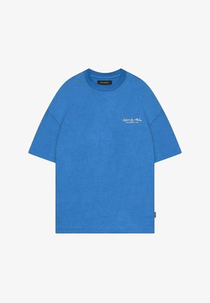 Blaues Baumwoll-T-Shirt mit Rundhalsausschnitt und kurzen Ärmeln. Mit einem weißen gedruckten Logo auf der linken Brust. Weiche Textur, lockerer Sitz.