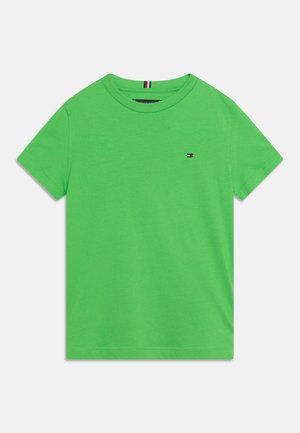 Grøn bomulds t-shirt med rund hals, korte ærmer og et lille logo på brystet med røde, hvide og blå detaljer.