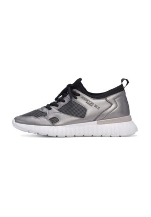 Sport Schuhe mit einem grauen Metallic-Obermaterial, schwarzen Akzenten, Netzeinsätzen und einer weißen Gummisohle mit Rillen für bessere Traktion.
