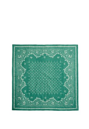 Zelený štvorcový bandana s bielymi kvetinovými a bodkovanými vzormi vytvárajúci symetrický dizajn a zvlnený vnútorný okraj.