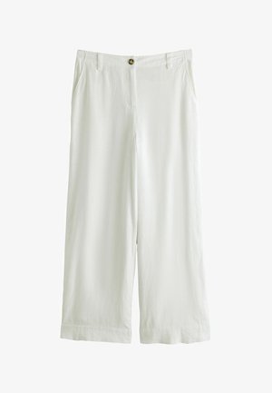 Pantaloni albi cu croială largă, buzunare laterale, bucle pentru curea, închidere cu nasturi și textură netedă, ușoară a materialului.