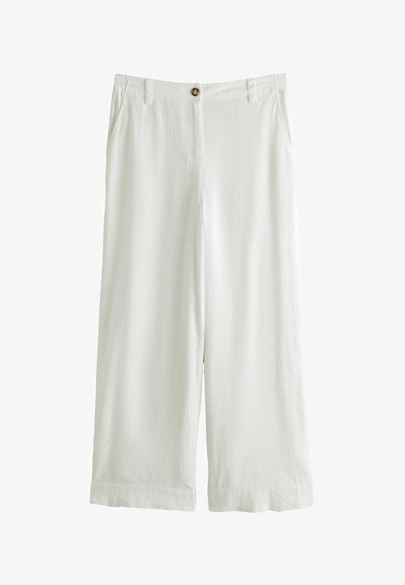 Pantalon blanc à jambes larges avec poches latérales, passants pour ceinture, fermeture par bouton, et une texture de tissu lisse et légère.