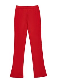 Pantalons évasés rouges avec une texture lisse, une taille et des plis subtils à l'avant. Le tissu semble léger et conçu pour un ajustement épuré.