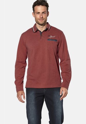 Langärmliges, burgunderfarbenes Poloshirt mit einem kontrastierenden marineblauen Kragen, zwei Knöpfen und einer aufgesetzten Tasche mit blau-weißem Streifen. Besticktes Logo.