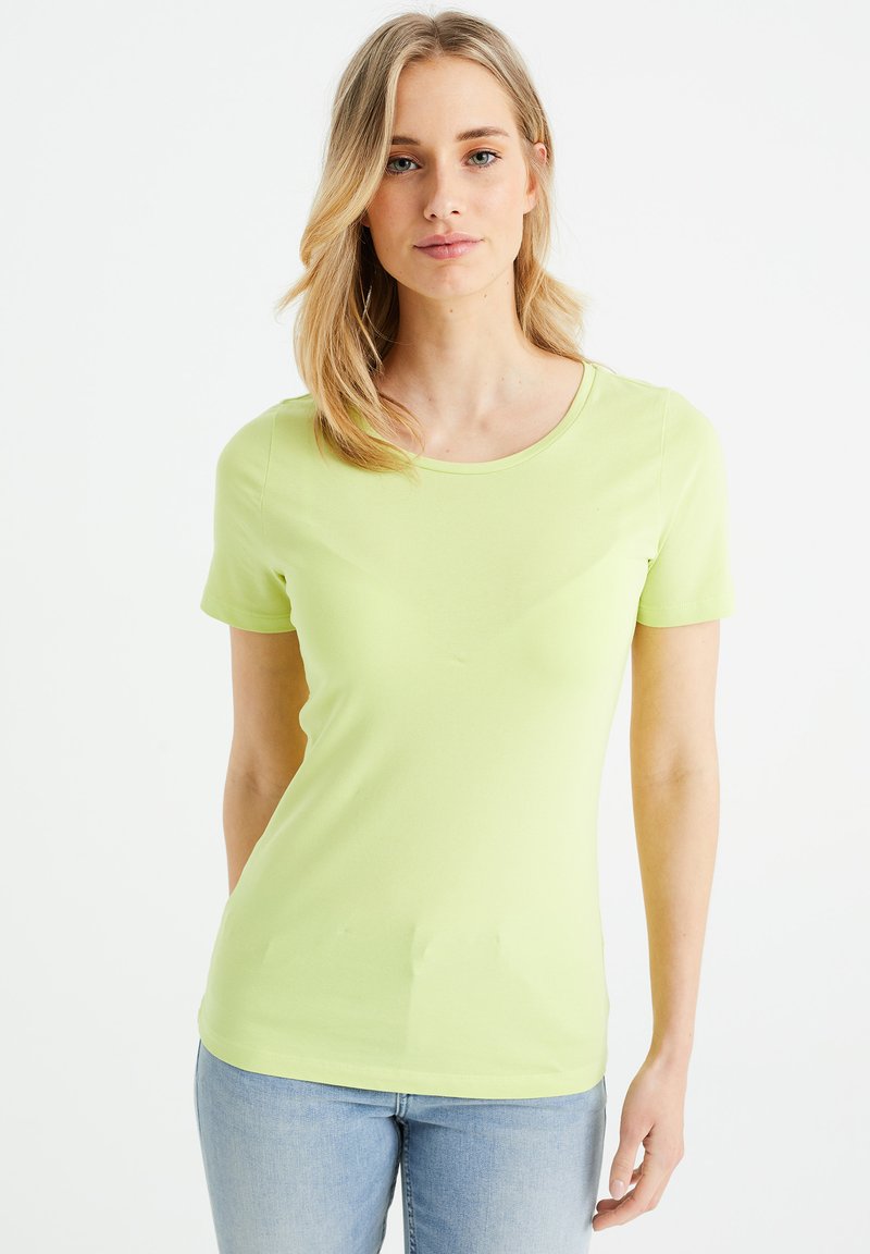 T-shirt verde chiaro a maniche corte con scollatura rotonda. Realizzata in tessuto liscio, si adatta bene e presenta un design semplice.