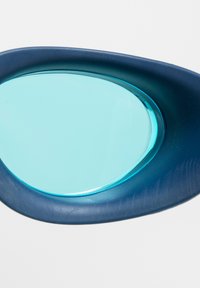 Zwembril met een donkerblauwe montuur en een blauw getinte lens. De vorm is ovaal, met een gladde, gestructureerde buitenrand.