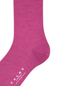 Magenta załoga skarpetka wykonana z miękkiego materiału, o gładkiej fakturze, z białym nadrukowanym logo w pobliżu palca, zawierająca szczegóły dotyczące rozmiaru.