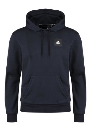 Felpa blu navy realizzata in tessuto morbido, con tasca a marsupio frontale, cappuccio con lacci e un piccolo logo Adidas nero sul petto.