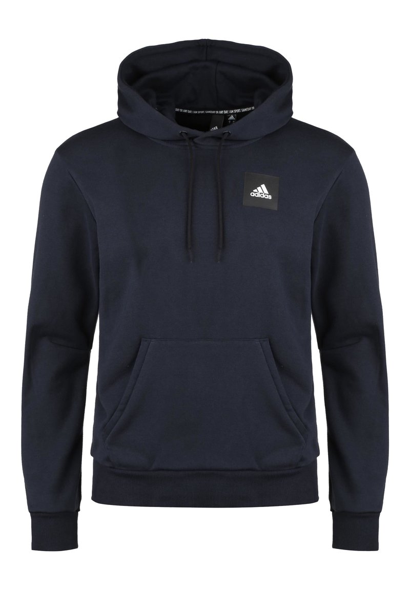 Felpa blu navy realizzata in tessuto morbido, con tasca a marsupio frontale, cappuccio con lacci e un piccolo logo Adidas nero sul petto.