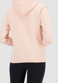 Felpa con cappuccio rosa realizzata in tessuto morbido, con orlo e polsini a coste, e strisce laterali nere per un tocco di stile. Vista posteriore mostrata.