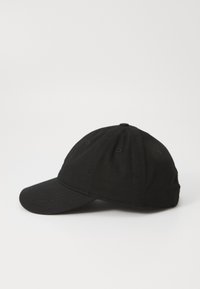 Gorra de béisbol negra hecha de tela suave, con un ala curvada, seis orificios de ventilación y una corona estructurada para un ajuste cómodo.