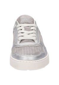 Graue Wildleder- und metallisch-silberne Sneaker mit perforierten Details, weißen Schnürsenkeln und einer strukturierten Gummisohle. Die Vorderansicht zeigt das Schnürdesign.
