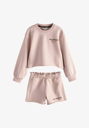 Lichtroze cropped sweatshirt en bijpassende high-waisted shorts set met "ALLSAINTS" logo en kleine afbeelding op beide stukken.