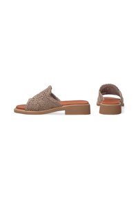 Brune vævede slide-sandaler med en struktureret overdel, åben tå-design og en lav blokhæl. Har en polstret indersål for ekstra komfort.