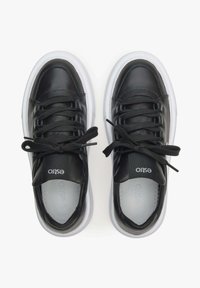 Czarne skórzane sneakersy z okrągłym noskiem, białą gumową podeszwą i czarnymi sznurowadłami. Wnętrze zawiera szary wkładkę z logo.