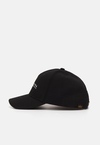 Fekete baseball sapka ívelt szélekkel, egyszerű logóval az elején és egy kis márkajelzéssel az oldalán. Pamut anyag, strukturált dizájn.