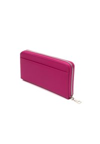 Fuchsiasfärgad plånbok med dragkedja, slät yta, rektangulär form, framficka och silverfärgade detaljer.