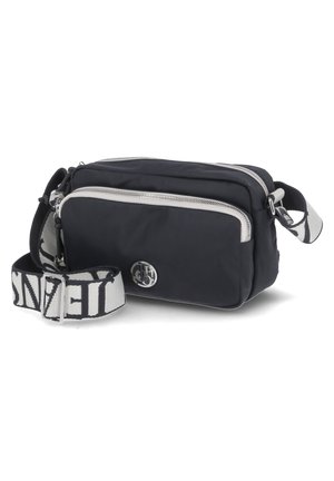 Sac bandoulière rectangulaire noir avec fermetures éclair argentées, logo métallique à l'avant et large bandoulière réglable noire et blanche avec texte en gras.