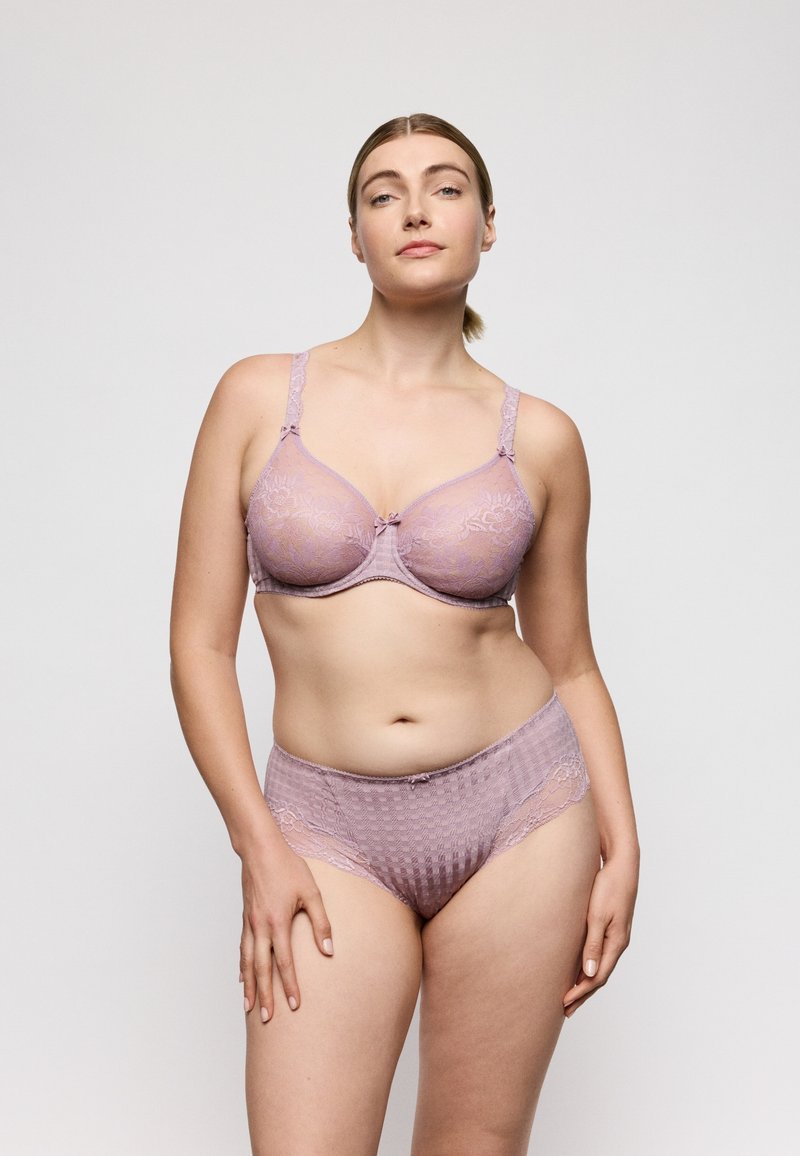 Ensemble soutien-gorge en dentelle lilas et slip assorti avec motifs floraux, texture douce et accents en satin, conçu pour le confort et l'ajustement.