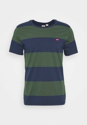 Camiseta de manga corta a rayas en verde oscuro y azul marino, de material de algodón, con cuello redondo, que cuenta con un pequeño logo rojo de Levi's en el pecho.