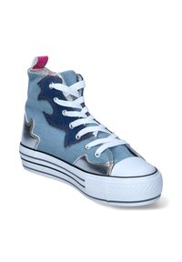 Hochformat-Sneaker aus Denim-Material, mit zickzackblauen Akzenten, weißen Schnürsenkeln, silbernen metallischen Details und einer strukturierten weißen Gummisohle mit schwarzen Streifen.