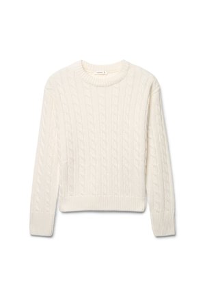 Maglione color crema lavorato a trecce con maniche lunghe, polsini, orlo e scollo rotondo a coste su sfondo bianco.