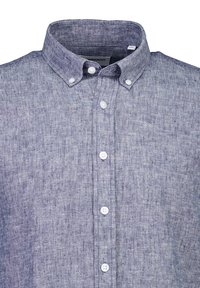 Camisa de botones en tejido entrelazado de color azul claro y gris. Presenta un cuello extendido y botones blancos, con un acabado texturizado.