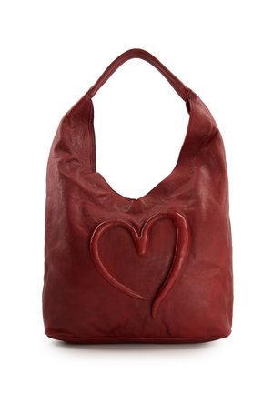Sac à main en cuir rouge doux avec une bandoulière large et un design en relief en forme de cœur embossé au centre avant.
