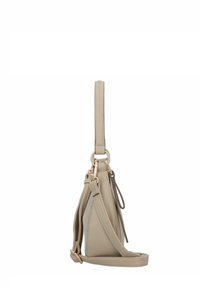 Bolso de piel beige con forma rectangular, un asa superior única, una correa de hombro desmontable y acentos de hardware en tono dorado.