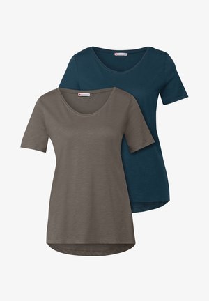 Due t-shirt a maniche corte in verde acqua scuro e khaki, con scollature a giro, texture morbida e orli leggermente curvi.