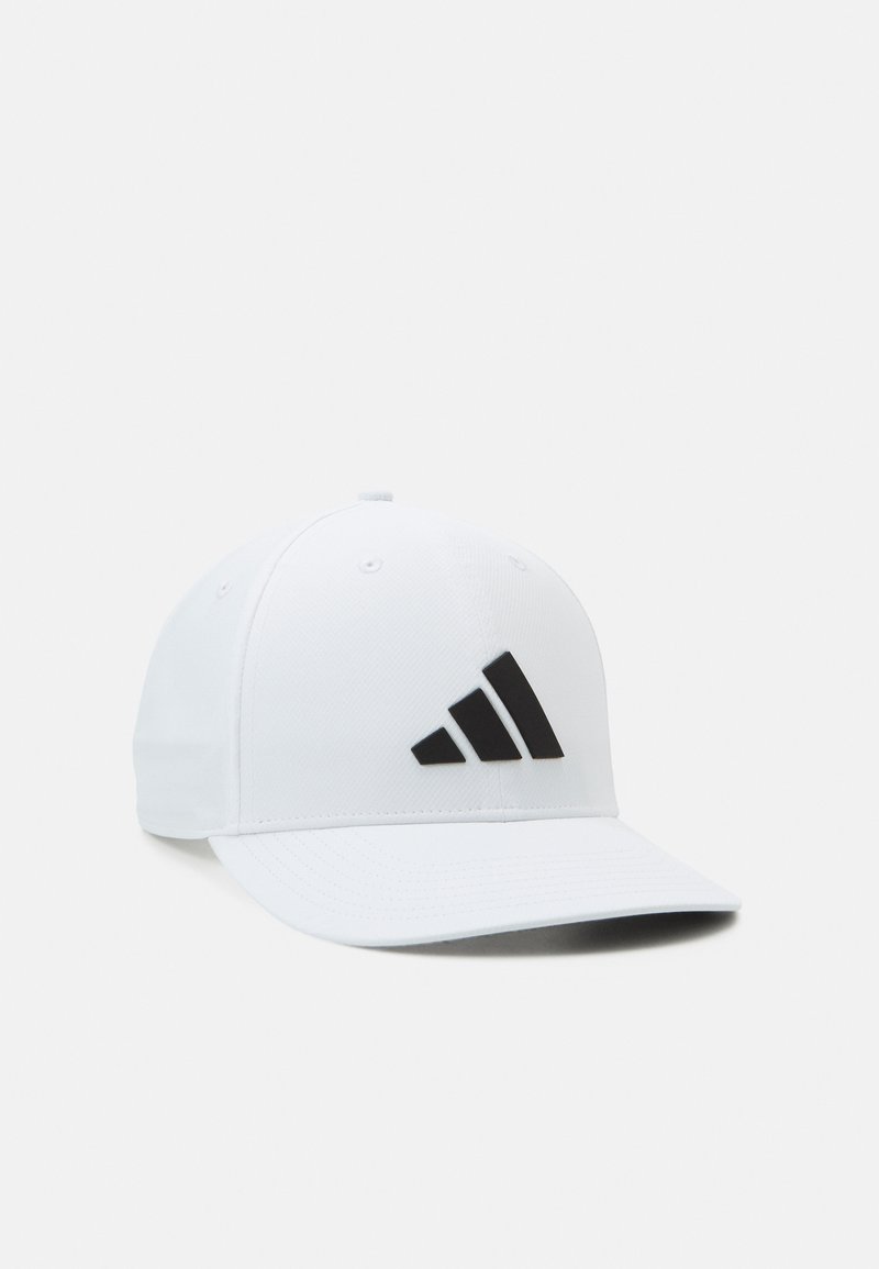 Biely baseball klobúk vyrobený z textúrovanej látky, s výrazným čiernym logom Adidas na prednej strane. Zakrivený krempel a štruktúrovaný dizajn korunnej časti.
