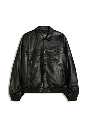 Fekete bőr bomberdzseki patentos gombokkal, bordázott mandzsettákkal és szegéllyel, elülső zsebekkel, és a mellkason dombornyomott absztrakt mintával és szöveggel.