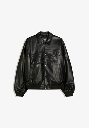 Sort læderbomberjakke med trykknapper, ribbede ærmegab og kant, frontlommer samt præget abstrakt design og tekst på brystet.