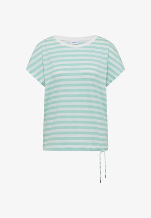Femme aux cheveux courts et bruns portant un t-shirt à manches courtes rayé vert menthe et blanc et un jean en denim bleu clair, vue de dos.