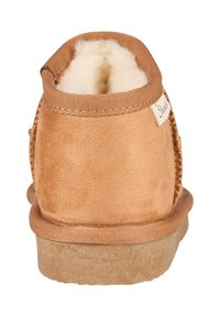 Braune Wildleder-Stiefelette mit einer weichen, plüschigen Innenauskleidung, einer abgerundeten Spitze und einer strukturierten Gummisohle. Verfügt über Nähte und ein Markenetikett.