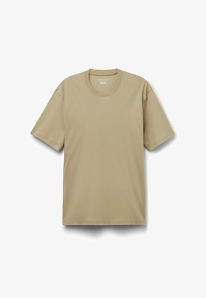 Béžové bavlněné tričko s krátkým rukávem a kulatým výstřihem, rozložené na bílém pozadí.