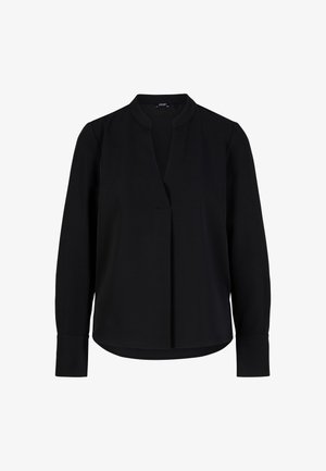 Blusa nera a maniche lunghe con colletto alla cinese, taglio dritto e dettaglio con piega frontale. Realizzata in tessuto liscio con una leggera lucentezza.