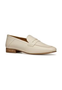 Mocasines de cuero beige con un acabado suave, que cuentan con una banda cosida en la parte superior y un tacón de madera bajo.