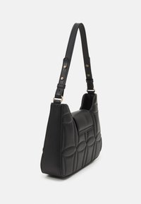 Černá prošívaná kabelka se strukturovaným tvarem, vybavená dlouhým nastavitelným popruhem a decentními zlatými akcenty. Hladká kožená materiál.