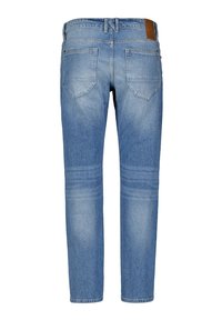 Lichtblauwe denim jeans met een rechte pasvorm, voorzien van een bruine lederen patch op de taille en twee achterzakken. Soepele structuur met vervaagde plekken.