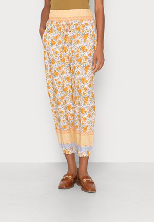 Calças leves com padrão floral, apresentando flores laranja e azuis. Cintura elástica com cordão, punhos ajustados e acentos em listras horizontais.