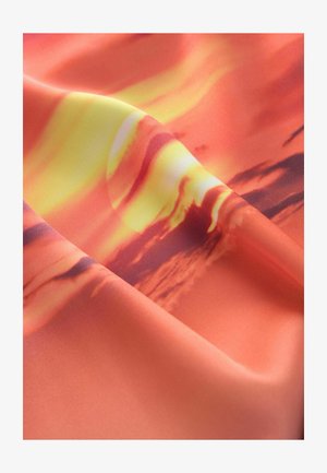 Tessuto leggero con un design di tramonto in tonalità arancione, giallo e viola. Texture liscia con una lieve lucentezza.