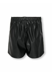 Pantalones cortos de imitación cuero negros con un ajuste holgado, cinturilla elástica y textura suave, con un sutil patrón de grano.