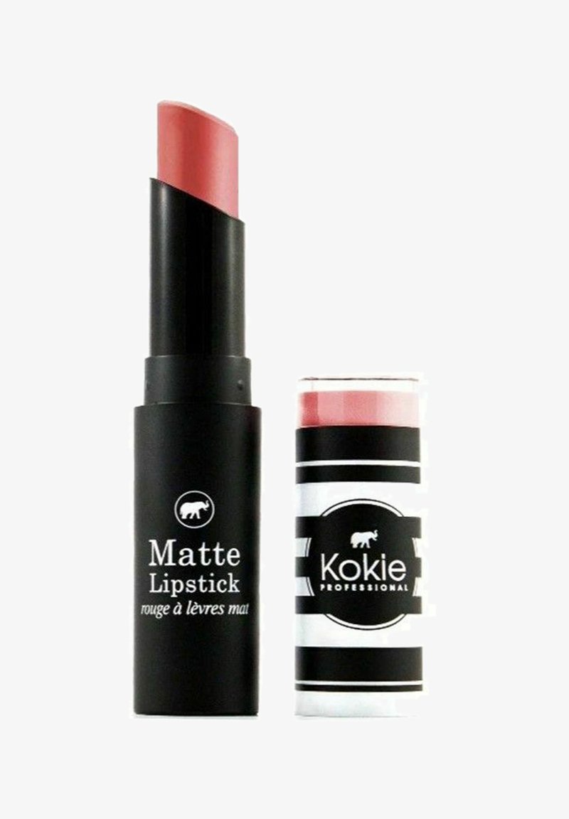 Matte huulipuna tyylikkäässä mustassa putkessa, jossa on valkoista tekstiä. Pinkki huulipunahylsy näkyvissä. Sen vieressä sylinterimäinen astia, jossa on mustia ja valkoisia raidoita.