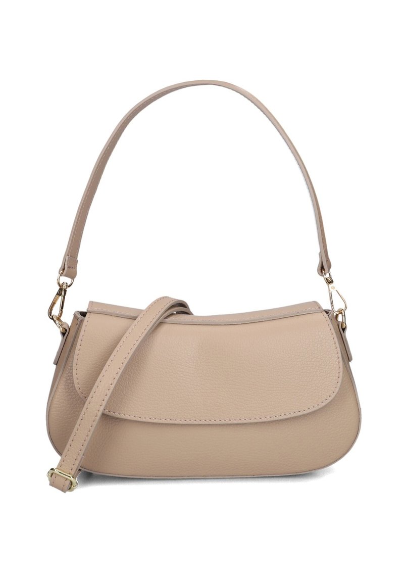 Beige leren handtas met een gebogen ontwerp, enkele korte schouderriem en een klep sluiting. Bevat goudkleurige hardware accenten en een gestructureerd oppervlak.