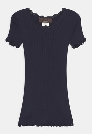 Top azul marino de punto acanalado con mangas cortas y escote con encaje scallop, que presenta bordes de manga con volantes y una silueta ajustada.