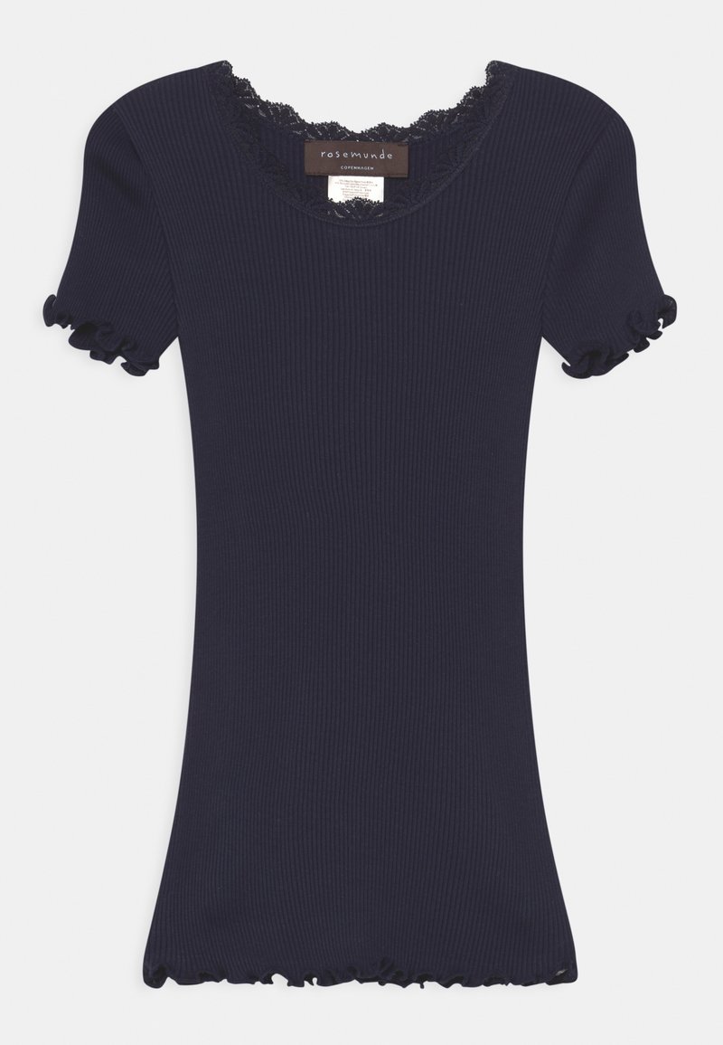Granatowa prążkowana bluzka z krótkimi rękawami i koronkowym dekoltem w kształcie fali, ozdobiona falbankami na krawędziach rękawów i dopasowanym fasonem.