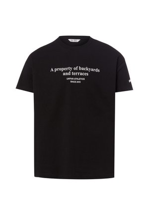 Schwarzes T-Shirt mit kurzen Ärmeln und weißem Text: „Eine Eigenschaft von Hinterhöfen und Terrassen, UNFAIR ATHLETICS SEIT 2015.“
